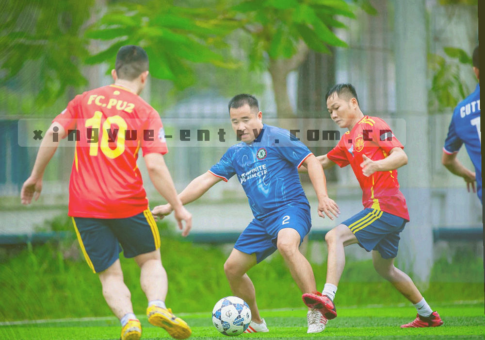 暖纸色折角纸张与抽象圆形印章纹理，边缘压着细线，画面中没有可辨认的机构名称